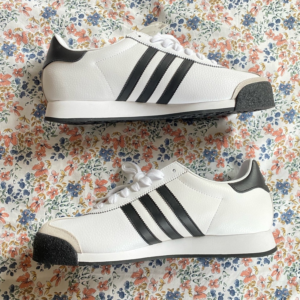 BNWT ADIDAS Men’s Samoas Black and White Sneakers